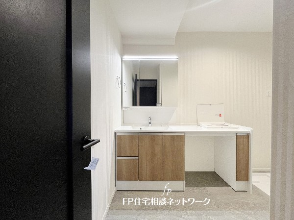 鏡の裏に収納棚を確保した三面鏡を採用。化粧品や歯ブラシなどを機能的に収納。また、三面鏡の本当の利点は三枚の鏡を合わせることで、頭の側面や背面が見れること。