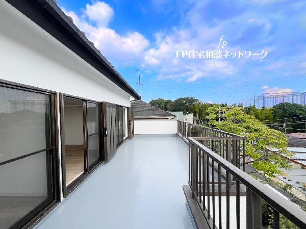 外観:洗濯物を干すだけのスペースではもったいない多用途にご利用いただける大型ルーフバルコニーです。天気の良い日にはテーブルとイスを並べて外でお食事なども楽しめる。