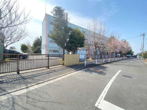 周辺環境:山田小学校　(お子様が一日の中でも長い時間を過ごす小学校。のびのびと過ごし、広い校庭で元気に駆け回ったり、どんどん成長していく姿が目に浮かびます。)