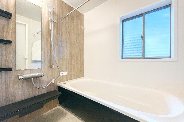 ご家族との憩いの場として、一日の疲れを癒す場として、ゆったりと足を伸ばしてくつろげる綺麗で清潔感のある色味の浴室。