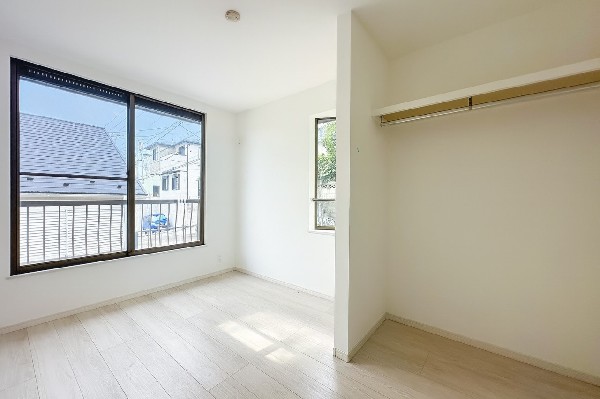 全居室には大型の収納クローゼットを完備！普段使いのお洋服や小物はもちろん、季節物のお洋服などもしっかりと整理整頓おしまい頂けます。