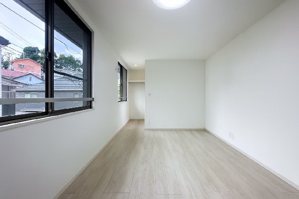 収納力が豊富な大型クローゼット。普段着やスーツはもちろんのこと、コート類などもしっかり掛けられます。