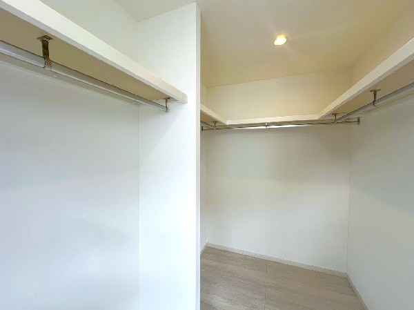 居室空間をすっきり保てる、ウォークインクローゼット付です。広いため、使い慣れた収納家具をこの空間に設置することもできます。