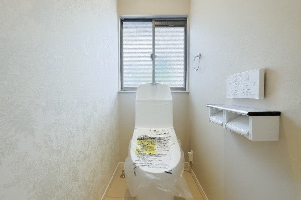洗浄機能付き便座を標準装備。冬の寒い時期には暖房機能も活躍。快適にご利用いただけます。
