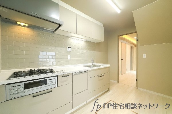 毎日使うキッチン周りが綺麗で清潔に保たれていると、お料理を作るのも楽しくなりますよね。機能性とデザイン性を持たせたキッチンで気持ちよくお料理が出来そうです。