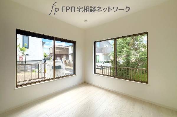 光が取り込みやすい2面採光の居室。日当たり良好です。しっかりとした大きさのクローゼットを完備し、収納スペースも十分。