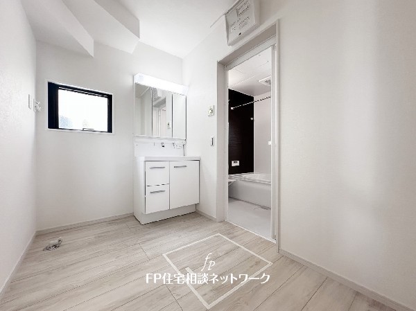 鏡の裏に収納棚を確保した三面鏡を採用。化粧品や歯ブラシなどを機能的に収納。また、三面鏡の本当の利点は三枚の鏡を合わせることで、頭の側面や背面が見れること。