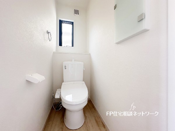 ウォシュレット、暖房便座機能付のトイレです。従来型に比べ節水効果があり、お手入れもしやすいので、家計も家事の負担も軽減してくれます。