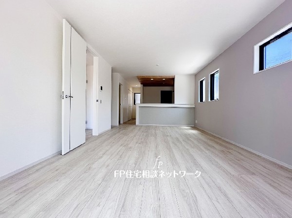 想像以上の質感が訪れる者の心を離さない。フローリング素材、窓の配置、壁面タイル、カラーバランス、どれをとってもワンランク上の仕上がり。