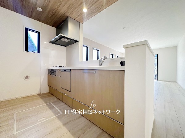 対面式のカウンターキッチンですので、出来上がったお料理をカウンターに並べてお子様が運ぶなど、お手伝いの時間も増えそうですね。