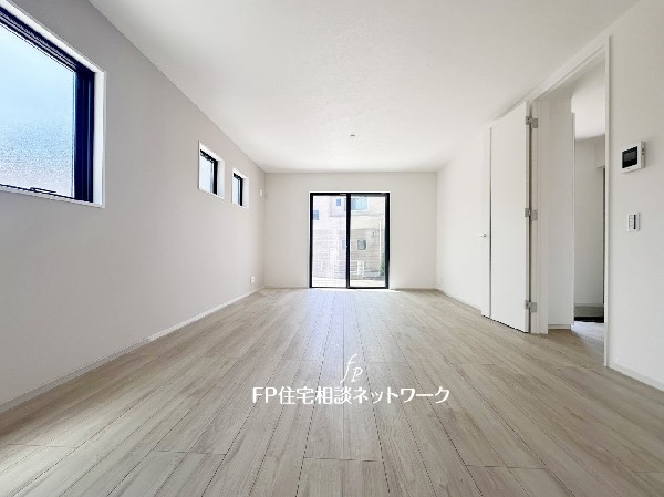 大切な家族が集まるからこそLDKにはこだわりたい。日当たりのよい広いＬＤＫを、子供たちが元気に走り回っている姿を見た時「広い家にして良かった」と思う。