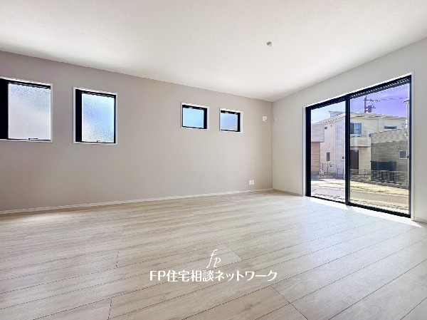 18.7帖の広々ＬＤＫ。ダイニングテーブルやソファーなどの家具もしっかりと配置できます。ゆったりとした広さの空間でご家族だんらんの時間をお過ごしください。