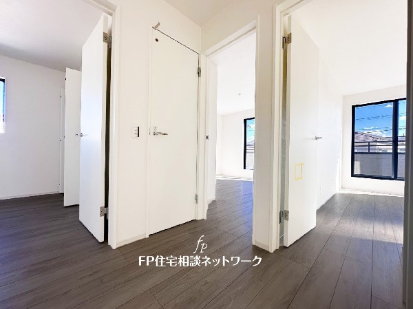 2面採光でお部屋の隅々まで明るい印象の居室。おひさまの光を、爽やかな風をたっぷりと取り込めます。居室内はいつも明るいので、毎日の生活も自然と明るくなりますね。