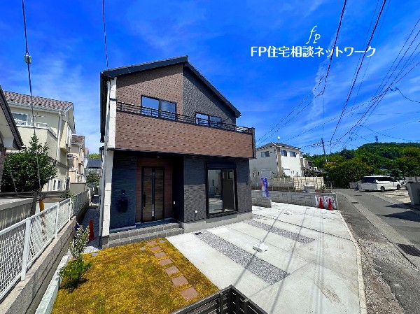 外観:全棟カースペース2台駐車可能！自然豊かな住環境で周辺には公園が点在しており、四季の移り変わりを楽しむ事が出来る住環境です。