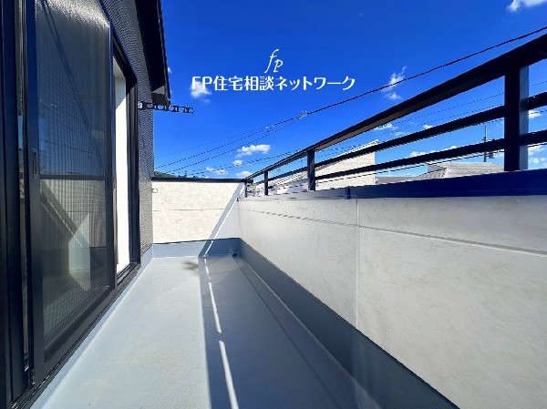 外観:バルコニーは太陽の温もりをめいいっぱい受け止めてくれます。太陽の光と爽やかな風を受けたお洗濯物はあっという間に乾き、取りこむ時には太陽の匂いを感じられそう。