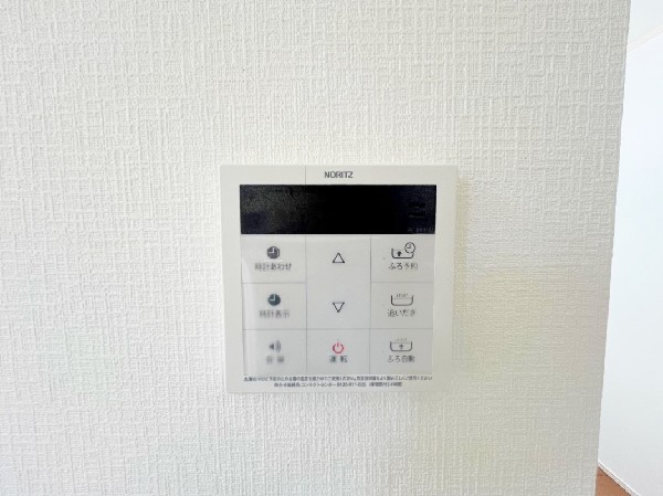 同仕様設備：ワンタッチでお湯張りや保温が可能なオートバス。仕事や塾など入浴時間が異なる家でも、保温機能でいつでも快適に入浴が可能です。