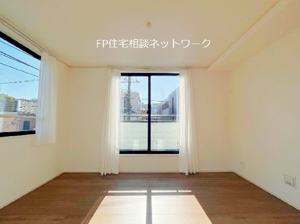 光が沢山取り込める大きな窓。2面採光なので、日差しを長時間受ける事が出来る暖かいお部屋です。もちろんペアガラスなので、遮音性にも優れ、結露も発生しにくい構造。サッシ周りのカビが発生しにくくなりますね。