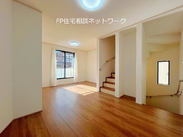 オープンでのびやかな空間を生み出す、こだわりの広がりとゆとり。家族と過ごす時間を大切にしたい方にぴったりの明るくゆとりある住空間です。南側の窓からの日差しがリビングの隅々までしっかりと届きます！