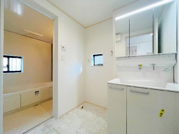 ゆとりの洗面スペースで朝の身支度も快適スムーズに。面鏡で髪のセットやお化粧もストレスなくこなせ、朝から気分良く通勤通学に向かえそうですね！鏡の裏にはたっぷりと収納スペースを標準装備！