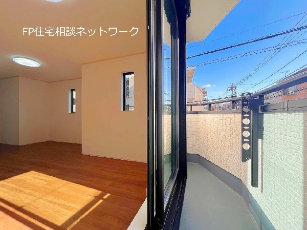 外観:南からの明るい光が差しこむ陽だまりの空間。南に大きく面したバルコニーでお洗濯も干せばあっという間に乾きそうで家事もスムーズにこなせますね！乾いたお洗濯物からは太陽の匂いが感じられる心地よさ。