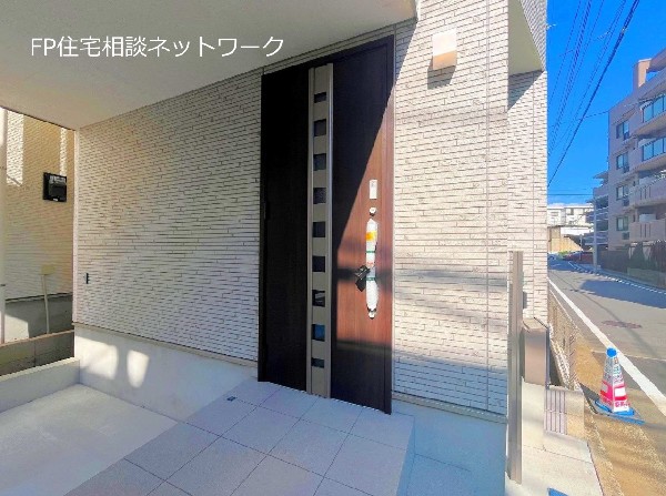 外観:アプローチ部分の隅々にまでこだわった邸宅は、見る者住む者を魅了するデザイン性に富んだ仕様。芝生の絨毯が織りなす豊かな緑が雑音を消してくれるよう。夏の暑さを和らげてくれるようなプライベートアプローチ。