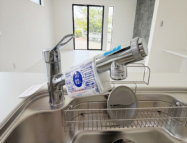 設備同仕様設備：キッチンには浄水器を標準装備。水を飲むという場面以外にも料理で使用したり、野菜を洗う場合もキレイな水で洗いたいという人が増えてきています。