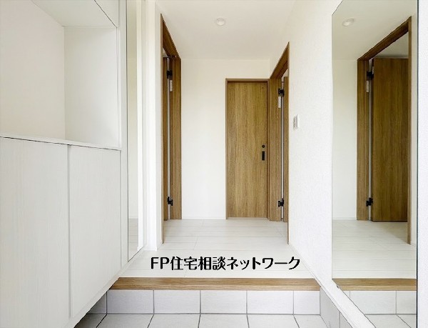 【玄関】  本画像はAIがCGで小物を作成しており、実際の現地に小物は設置されておりません。また、販売価格に小物等は含まれておりません。 