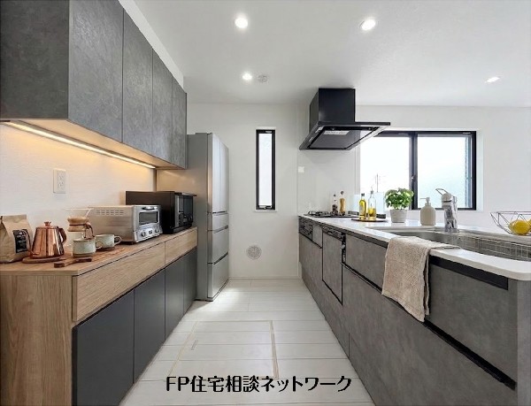 【キッチン】  本画像はAIがCGでカップボードを作成しており、実際の現地にカップボードは設置されておりません。また、販売価格にカップボード等は含まれておりません。
