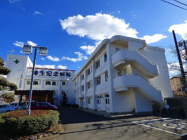 周辺環境:柿生記念病院 (診療部門も多く救急外来も受付しているので、ご家族の「いざ」と言う時にも安心です。バスの運行も多く交通手段も豊富です。)