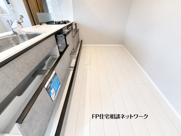 スライド収納付きのシステムキッチン。料理器具なども収納できて出し入れもスムーズ。収納量もたっぷりなので料理器具やストック調味料なども入れられる。