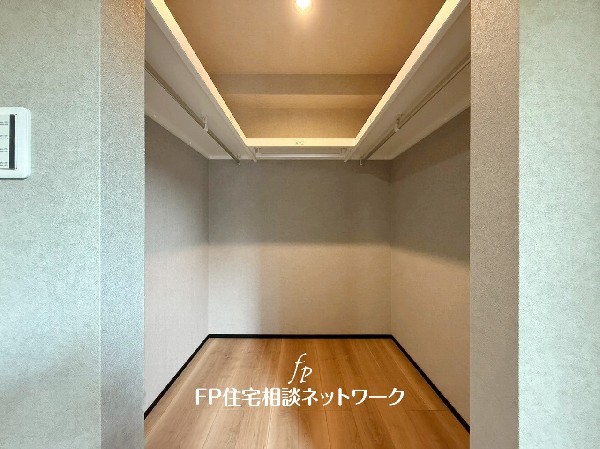 ウォークインクローゼットのある住まいで収納上手な生活を実現。思い出の品もたっぷり収納できます。