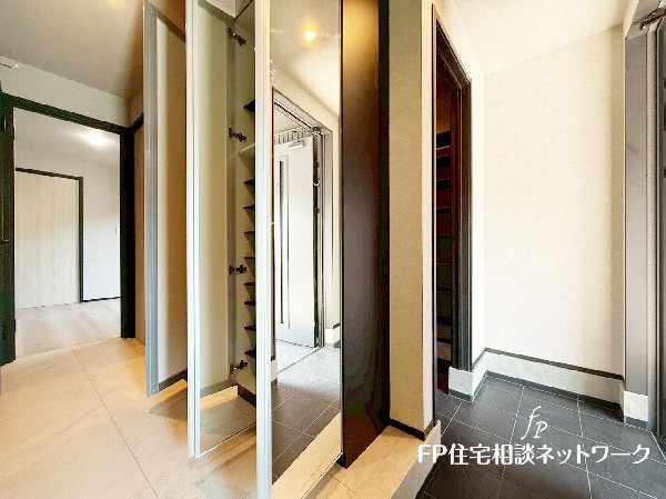 玄関ホールがスッキリ広々としていると帰る時も出ていく時も気持ちが良い。来客を出迎える玄関が綺麗ならその家の印象が良くなる。