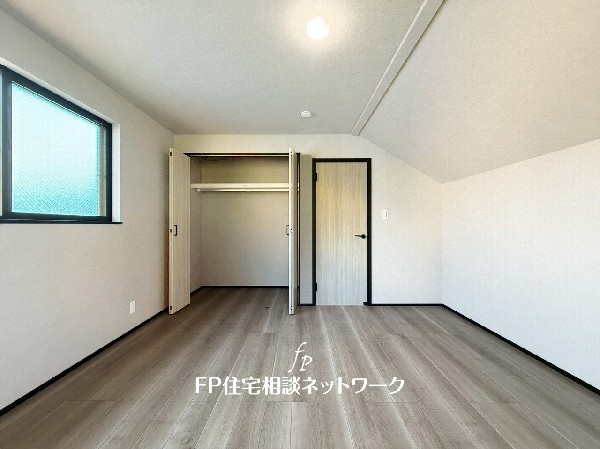 収納力が豊富な大型クローゼット。普段着やスーツはもちろんのこと、コート類などもしっかり掛けられます。奥行きもあり、部屋がスッキリしますね。