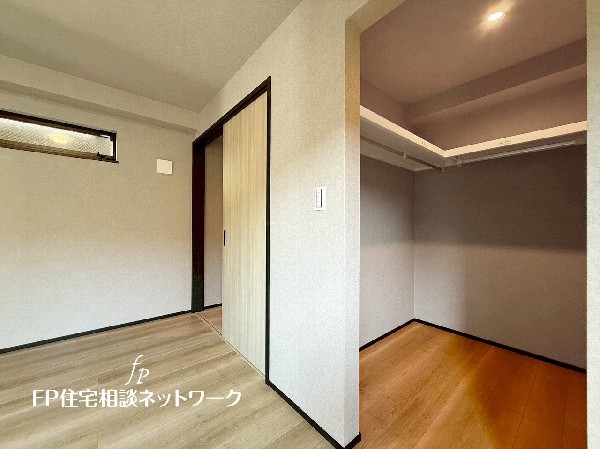 シックな基調にしたフローリングは心地よく飽きのない色合いで、カーテン、家具などのインテリアを合わせやすいのもうれしい。