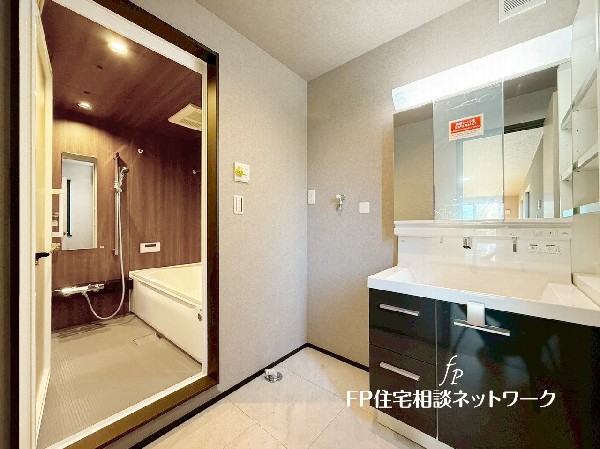 鏡の裏に収納棚を確保した三面鏡を採用。化粧品や歯ブラシなどを機能的に収納。また、三面鏡の本当の利点は三枚の鏡を合わせることで、頭の側面や背面が見れること。