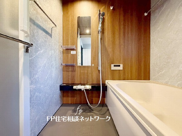 ゆったり入れる一坪バス。足を伸ばして入れるサイズは一日の疲れを癒すのに嬉しい広さ。お子様と一緒の入浴でも充分な広さです。