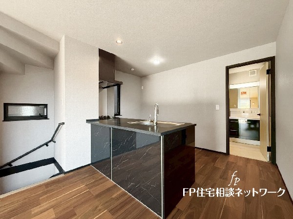 ペニュシュラカウンターキッチンですので、出来上がったお料理をカウンターに並べてお子様が運ぶなど、お手伝いの時間も増えそうですね。