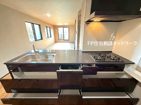 スライド収納付きのシステムキッチン。料理器具なども収納できて出し入れもスムーズ。収納量もたっぷりなので料理器具やストック調味料なども入れられる。