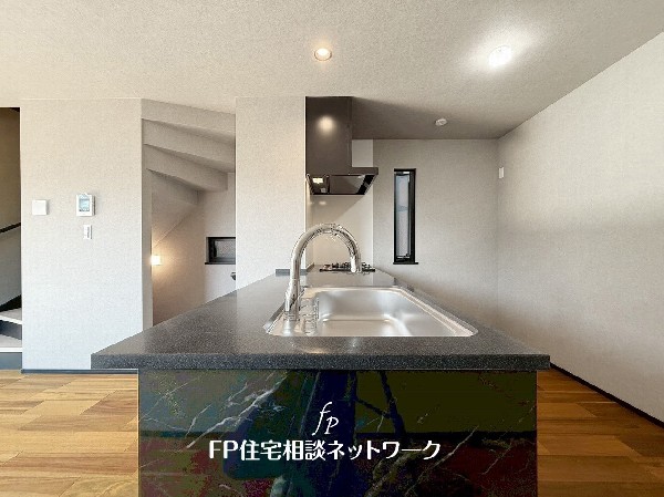 大きいシンクは一度に沢山の洗い物が可能。広いので、調味料などをディスプレイし、お洒落なキッチンを演出してみてはいかがでしょうか。