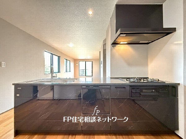 リビングで遊ぶお子様を見守りながらお料理が出来る対面式カウンターキッチンは、料理をしながらご家族との会話を楽しめます。毎日のお料理も楽しくなりますね。