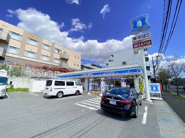 周辺環境:ローソン 横浜美しが丘四丁目店(「マチのほっとステーション」をスローガンに掲げる通り、忙しい日々に「ほっ」とするひとときをもたらします。)