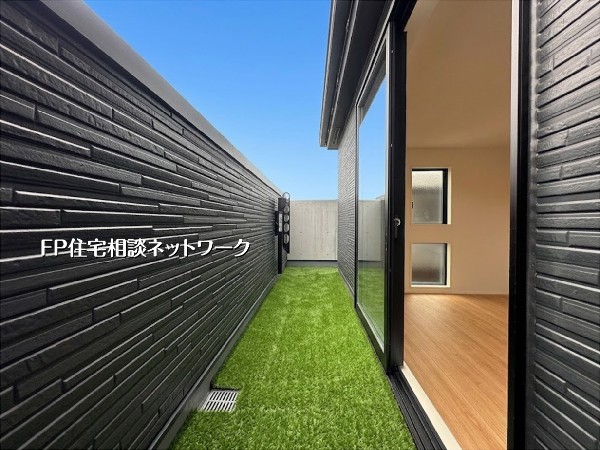 【バルコニー】本画像はAIがCGで芝を作成しており、実際の現地に芝は設置されておりません。また、販売価格に芝等は含まれておりません。
