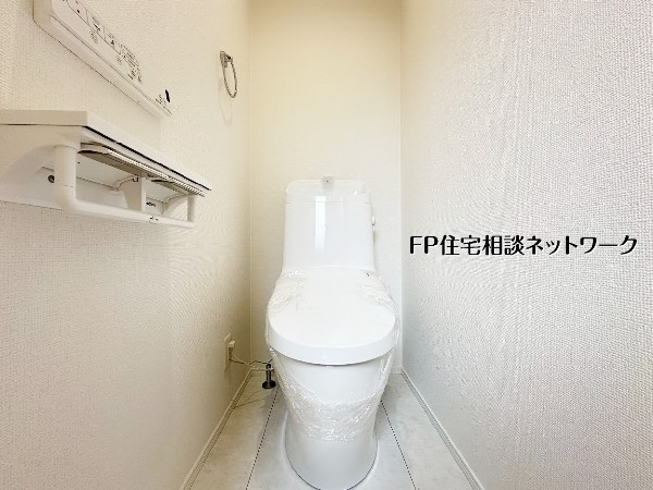 【トイレ】白を基調とした清潔感あふれるトイレです。小窓から自然光が入り、明るく開放的な空間を演出。便利な温水洗浄便座や壁付け収納、手洗い付きタンクなど機能性も充実した、心地よいプライベート空間です。