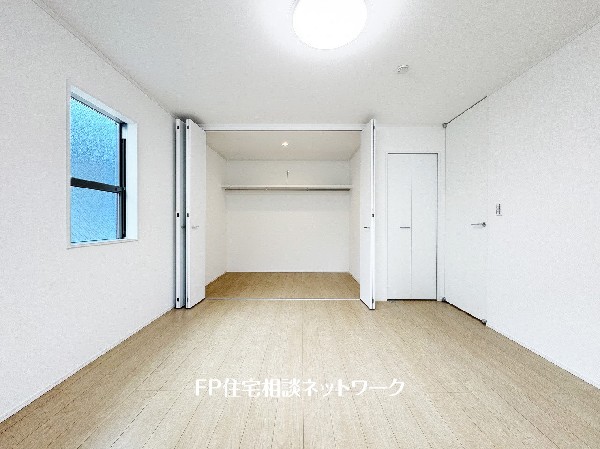 全居室には大型の収納クローゼットを完備。普段使いのお洋服や小物はもちろん、季節物のお洋服などもしっかりと整理整頓出来る。居室空間を隅々まで使えるのが嬉しい。