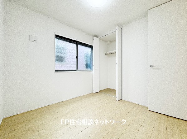 光を取り込みやすい2面採光の居室は日当良好。クローゼットの完備で収納スペースも十分。お子様にとっての「自分の部屋」。学習デスクやベッドの配置もラクラクです。