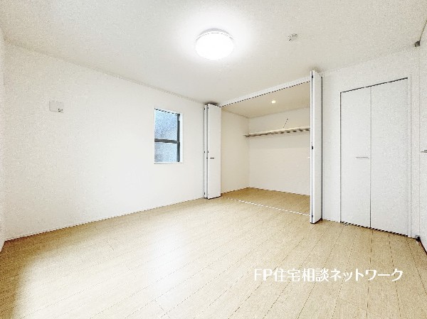 深いやすらぎへと誘う主寝室。約8帖のゆとりの広さと、落ち着いた内装仕様でプライベートな時間を心豊かにお過ごしいただけるように配慮。