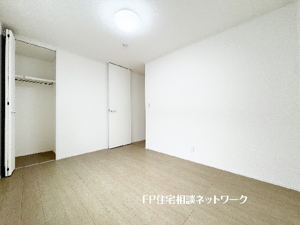 シックな色合いを基調にしたフローリングは心地よく飽きのない色合いで、カーテン、家具などのインテリアを合わせやすいのもうれしい。