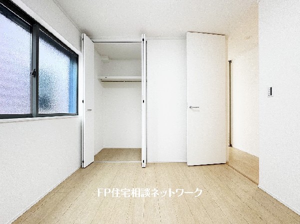 収納力が豊富な大型クローゼット。普段着やスーツはもちろんのこと、コート類などもしっかり掛けられます。奥行きもあり、部屋がスッキリしますね。