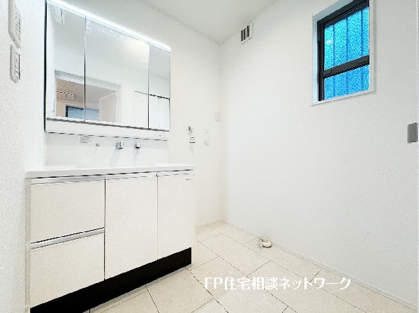 鏡の裏に収納棚を確保した三面鏡を採用。化粧品や歯ブラシなどを機能的に収納。また、三面鏡の本当の利点は三枚の鏡を合わせることで、頭の側面や背面が見れること。