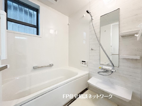 ゆったり入れる一坪バス。足を伸ばして入れるサイズは一日の疲れを癒すのに嬉しい広さ。お子様と一緒の入浴でも充分な広さです。